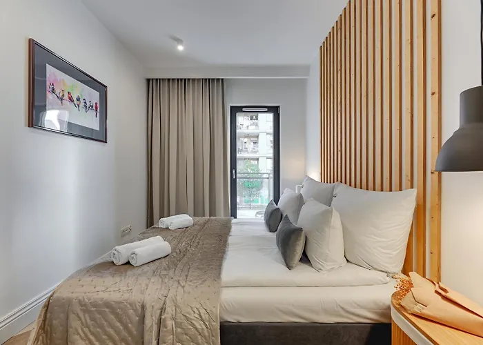 Aura III Apartments & Free Parking By Downtown Apartments